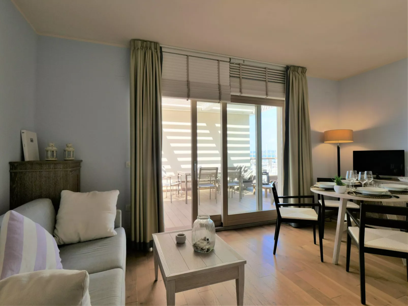 La Marina-Inside