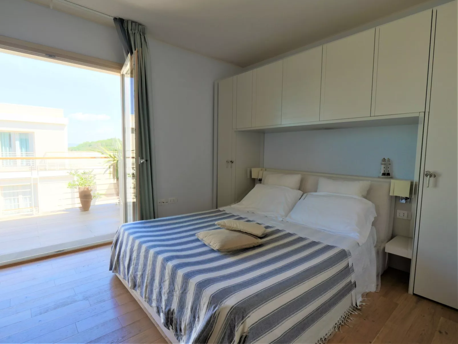 La Marina-Inside