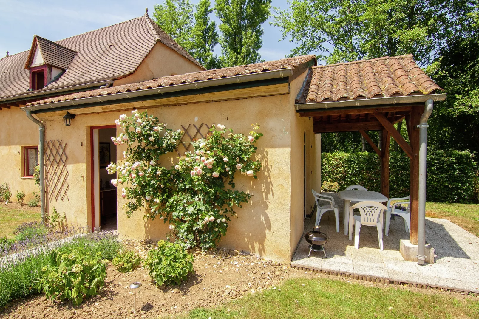 Demie-Exterior summer