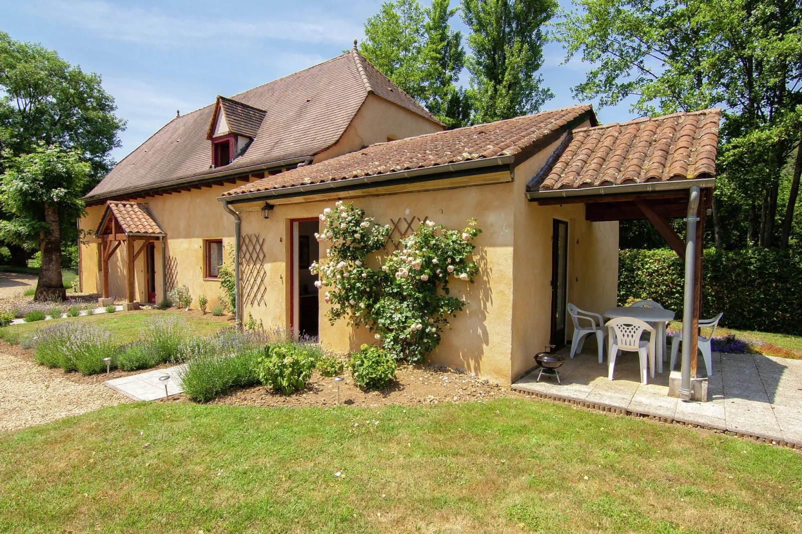 Demie-Exterior summer