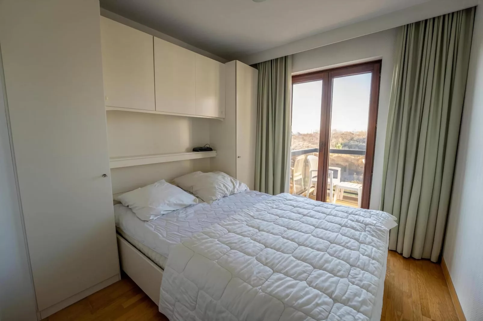 PLAZA E/2433-Bedroom