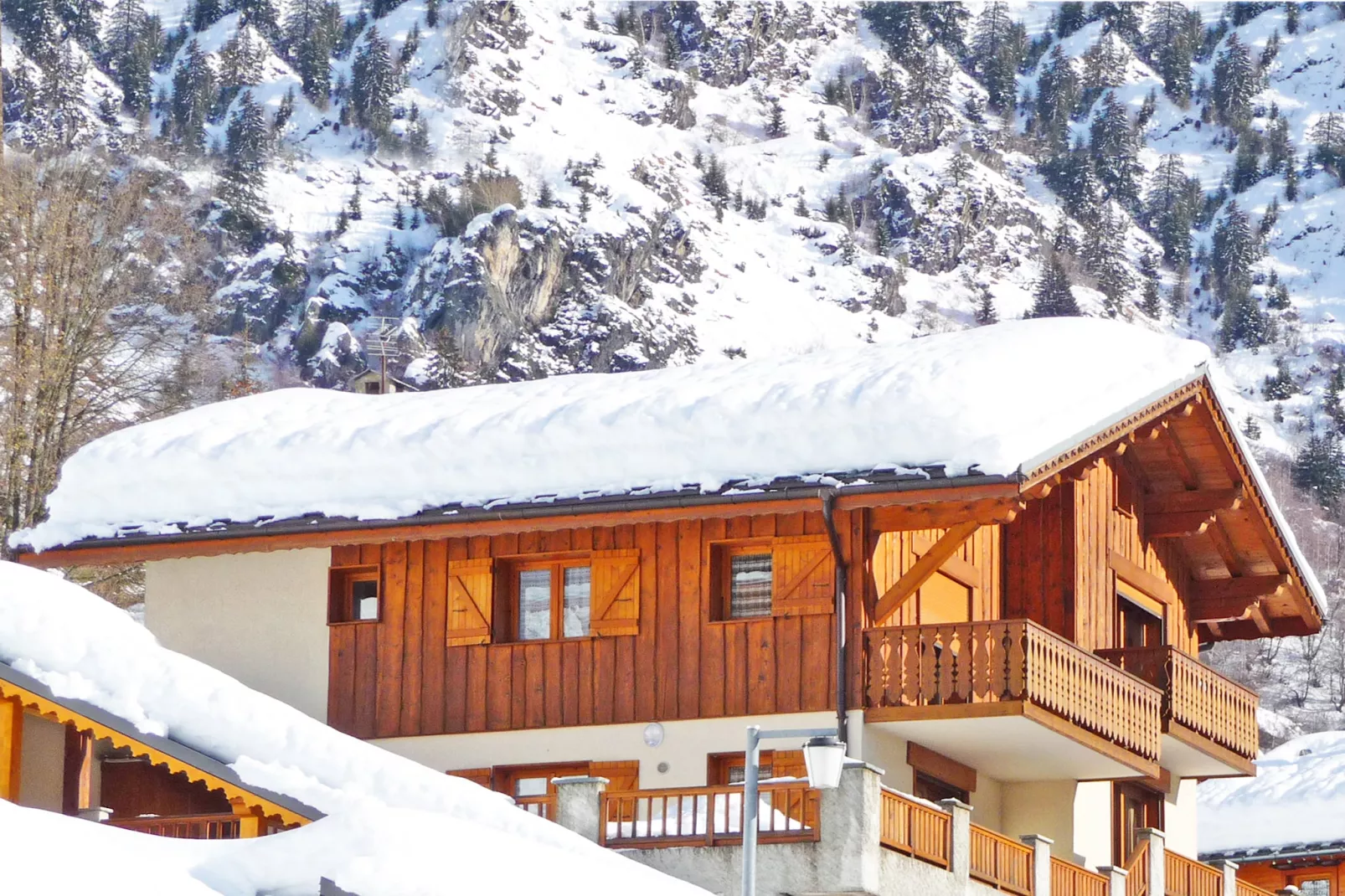 Chalet de la Côte-Exterior winter