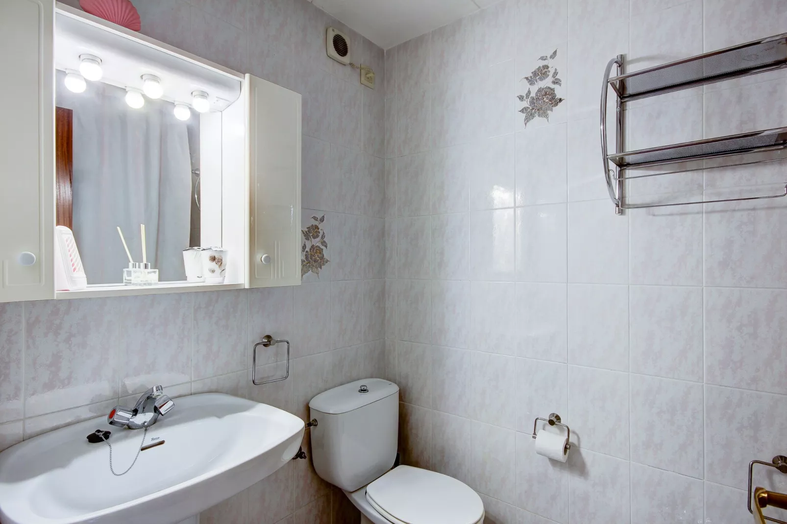 FRANCESC MACIA 57 3B  Roses-Bathroom