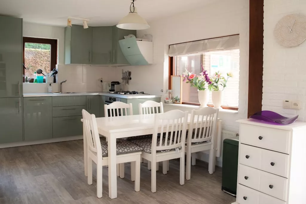 261097-Dining room