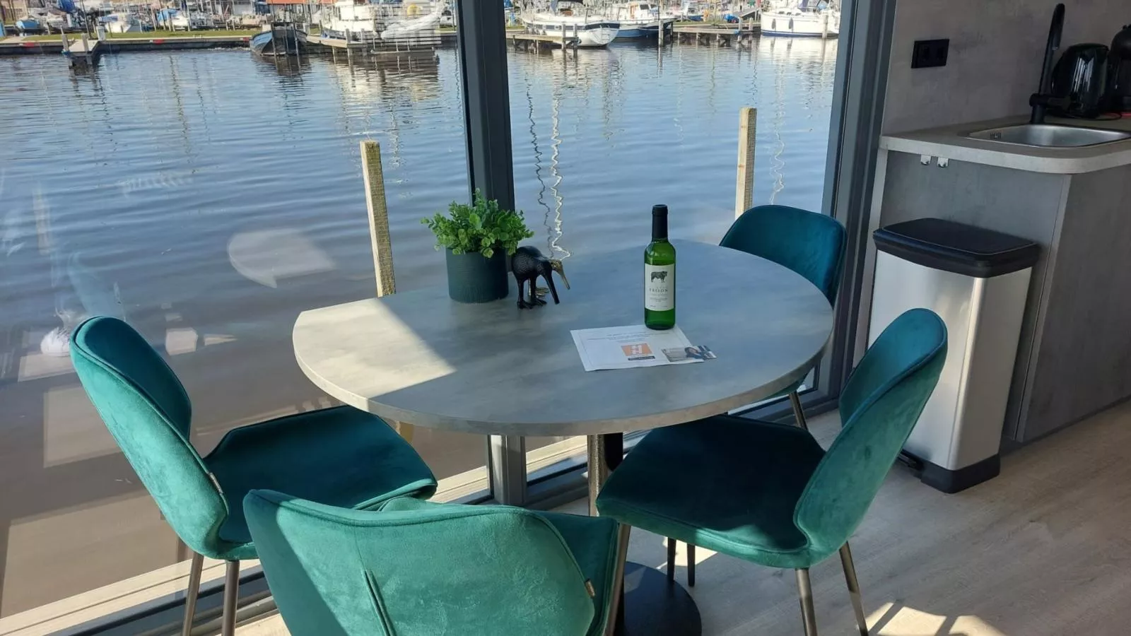 Floating in Heeg-Intérieur