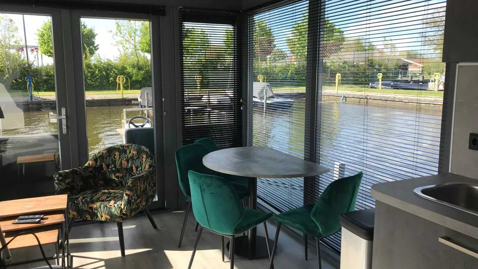 Floating in Heeg-Intérieur