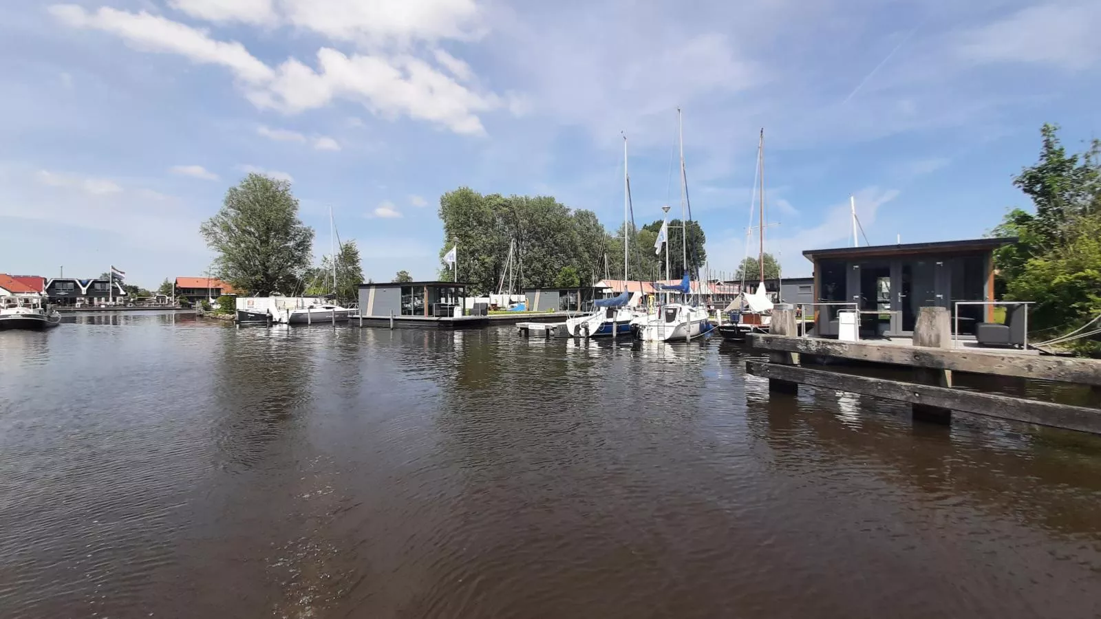 Floating in Heeg-Vue sur l'eau
