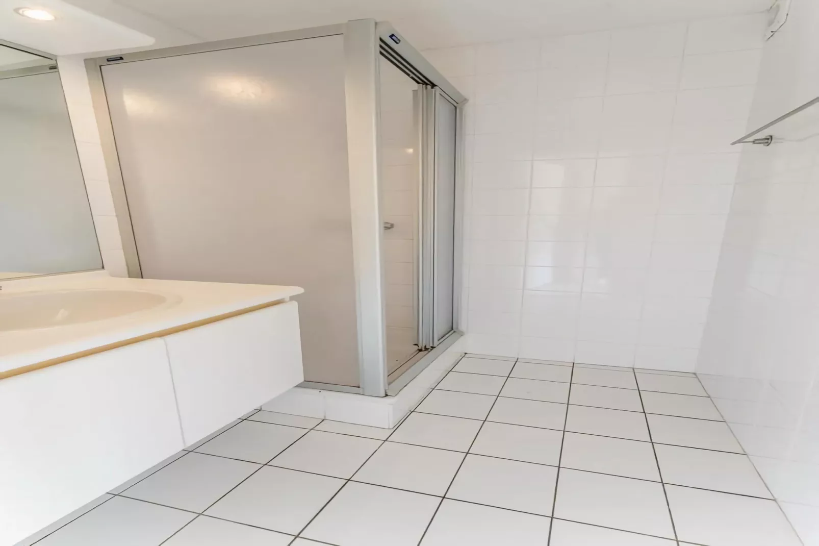 PLAZA A1/A1B01-Bathroom