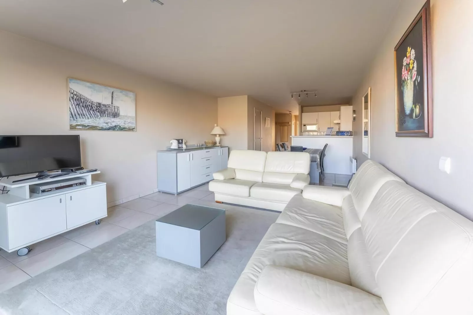 PLAZA A1/A1B01-Living room
