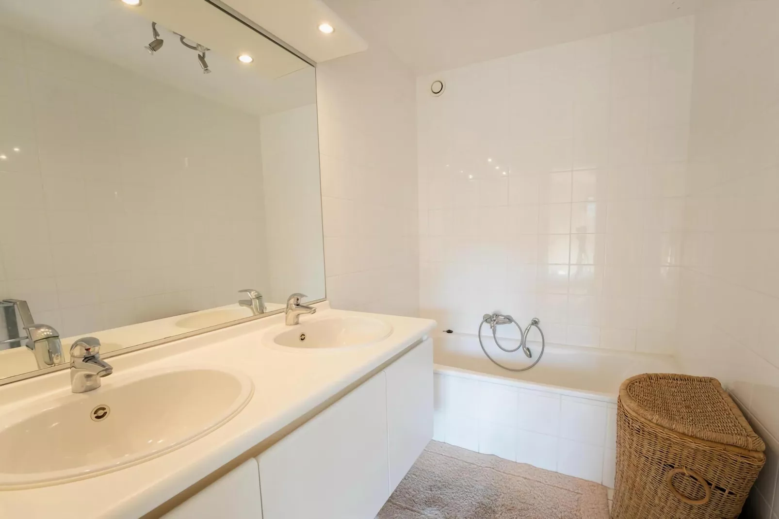 PLAZA A1/A1B01-Bathroom