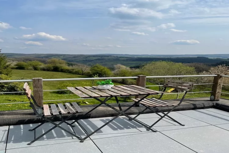 Belle villa individuelle avec sauna à Érezée-Vue d'été