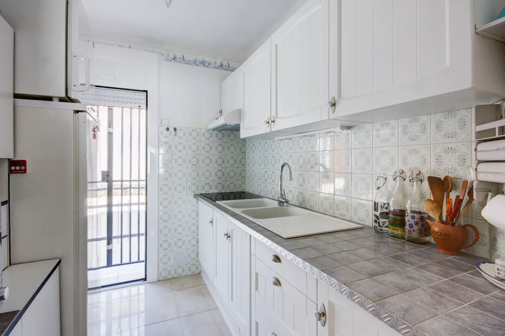 ALBA 1 3 Roses-Kitchen