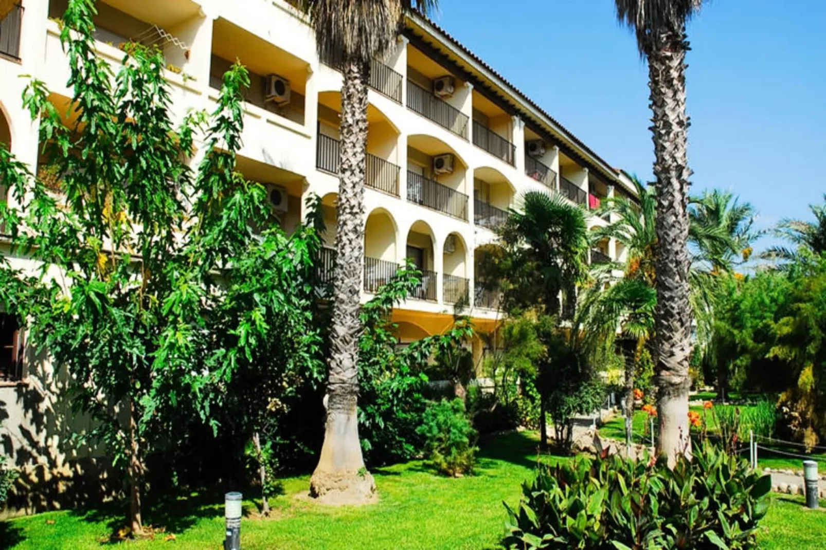 Appartements à L'Estartit-Exterior summer