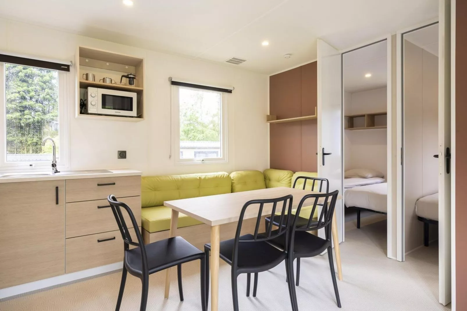 Super Cordelia-Dining room