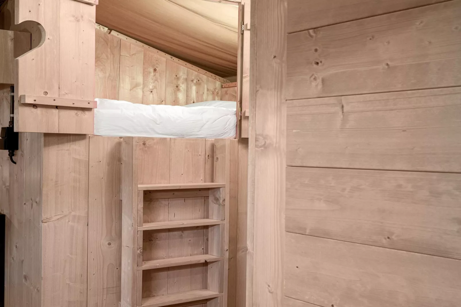 Dreamer 49-Bedroom