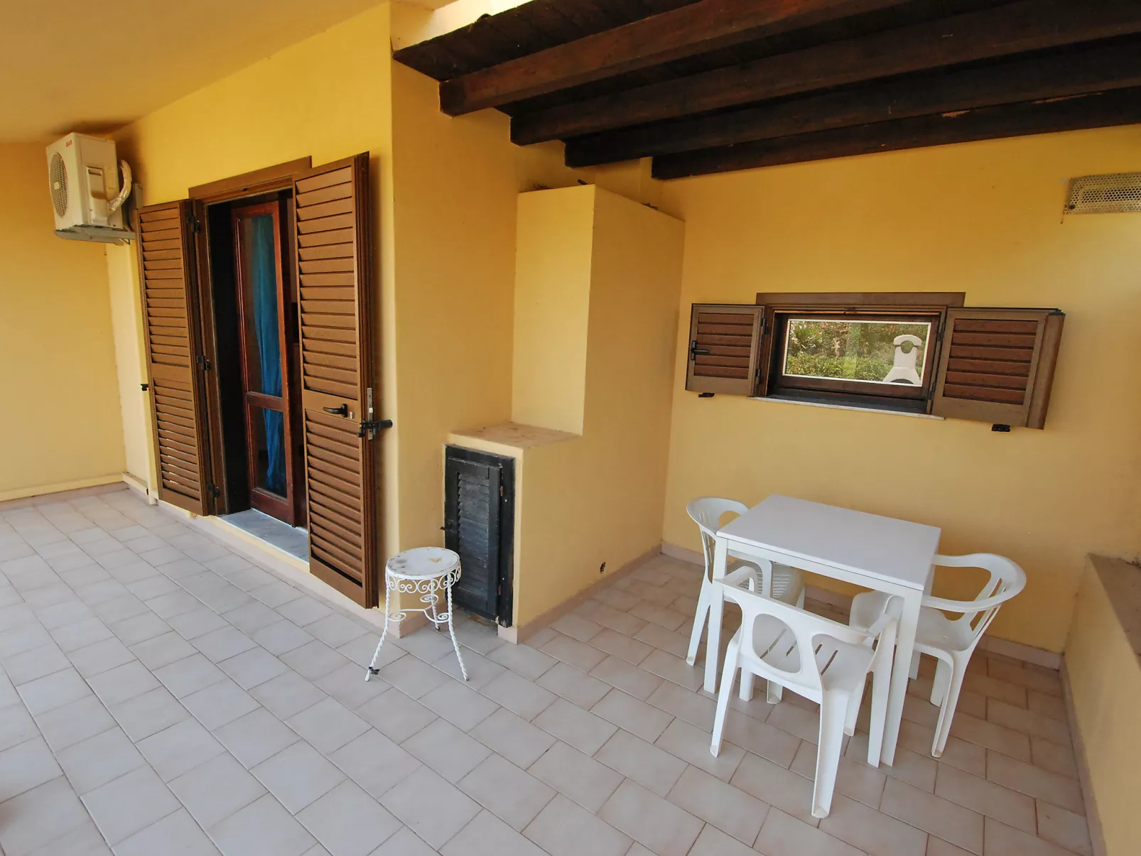 Crema-Outside