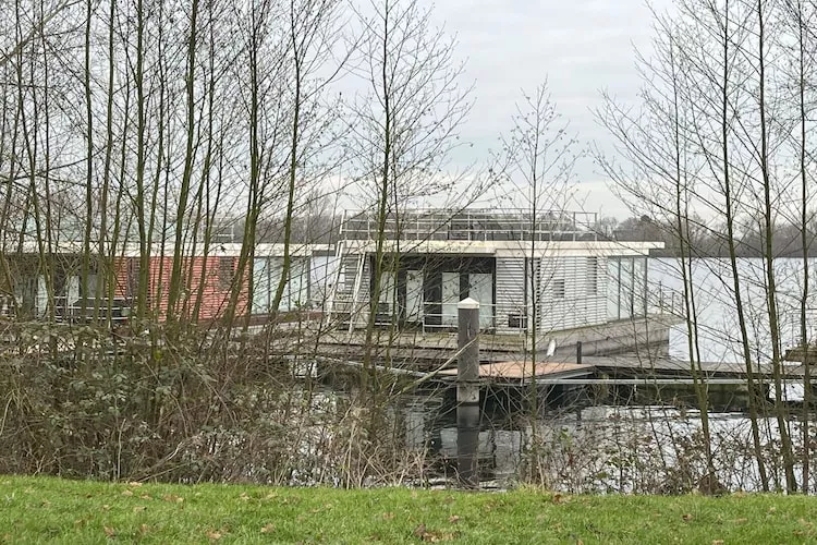 Floating 44 / Boot 4 / 3 Personen-Exterior summer