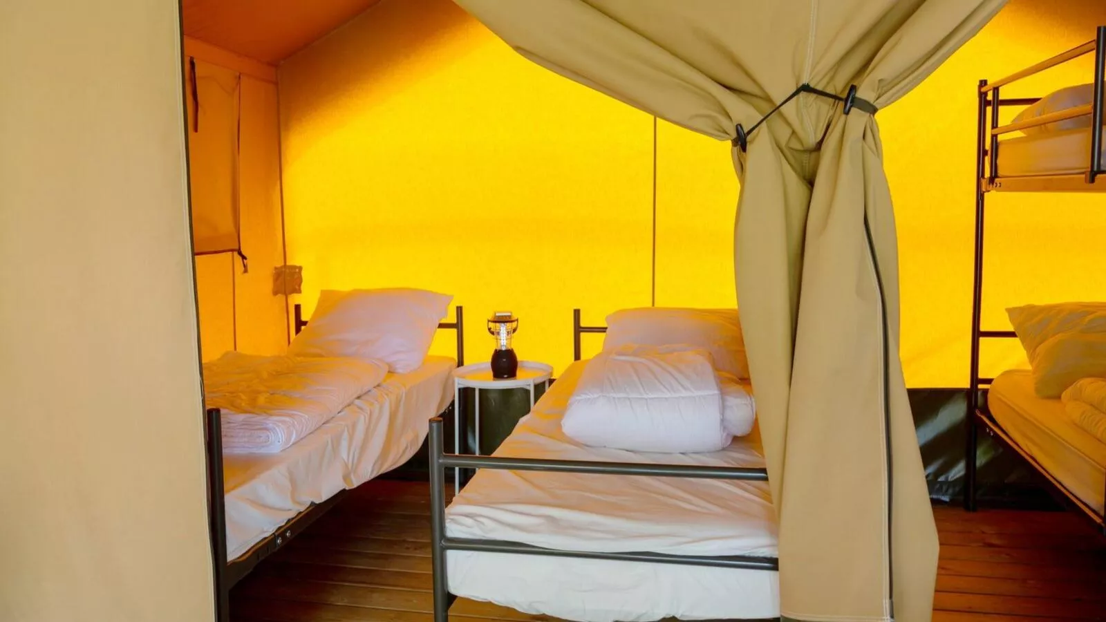 Safaritent in Heeg-Schlafzimmer