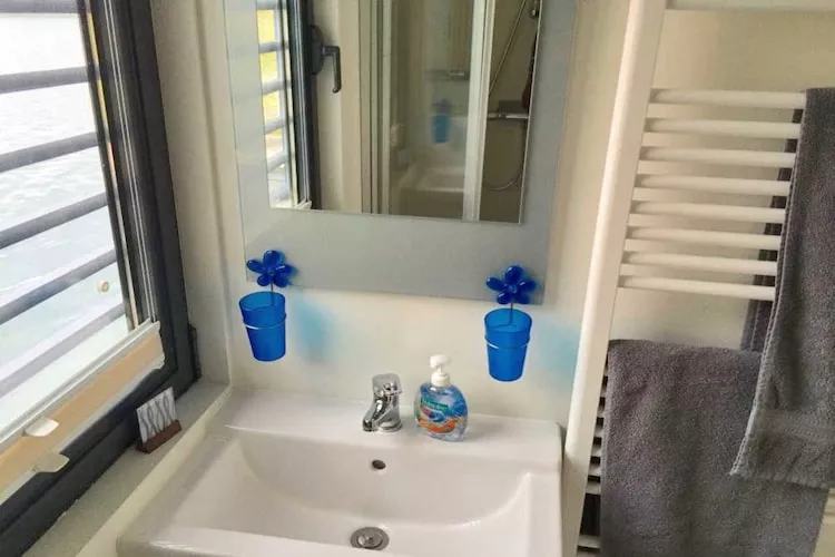 Floating 44 / Boot 7 / 4 Personen-Bathroom