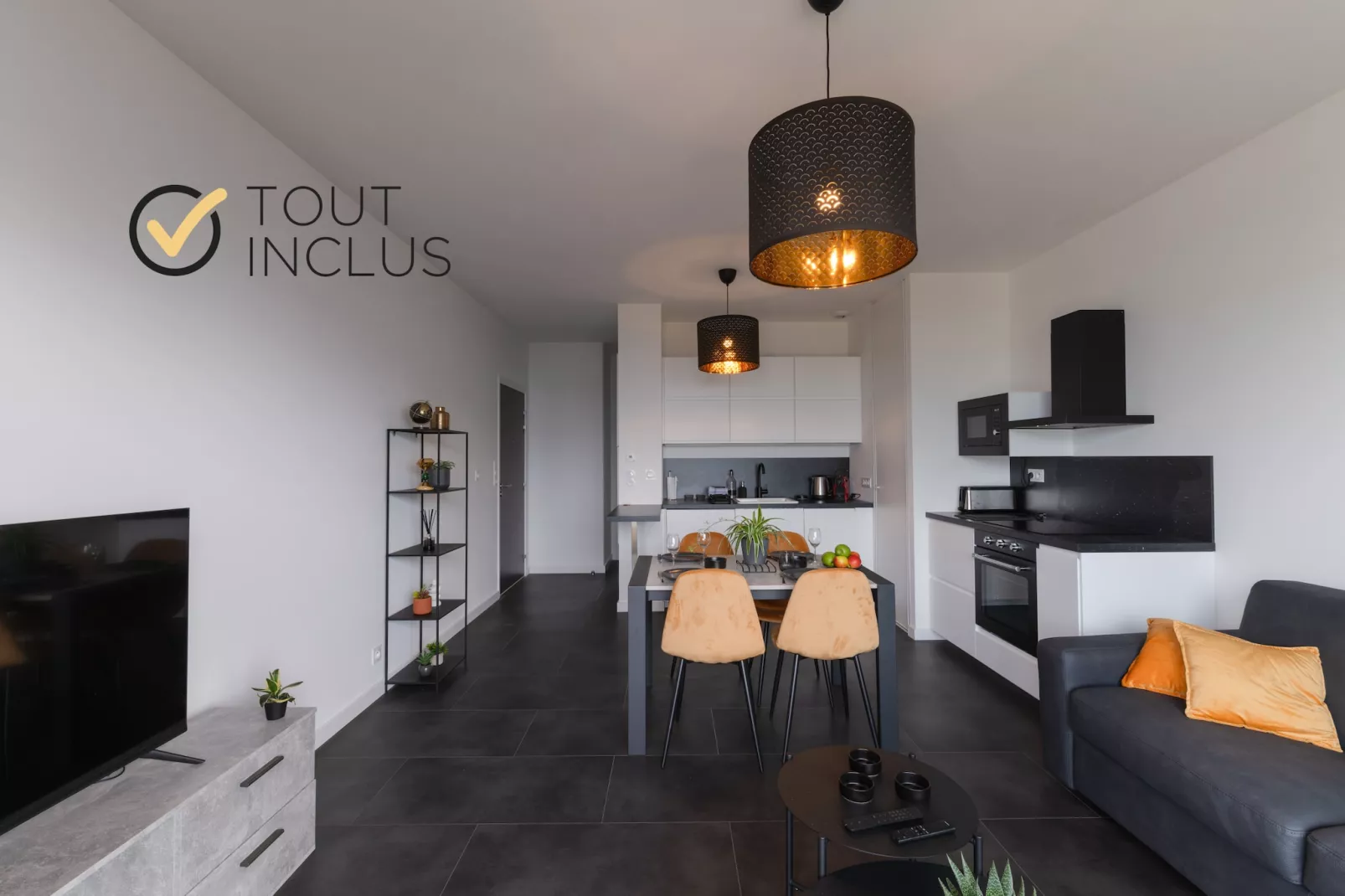 TY FOUR - Porspoder-Dining room