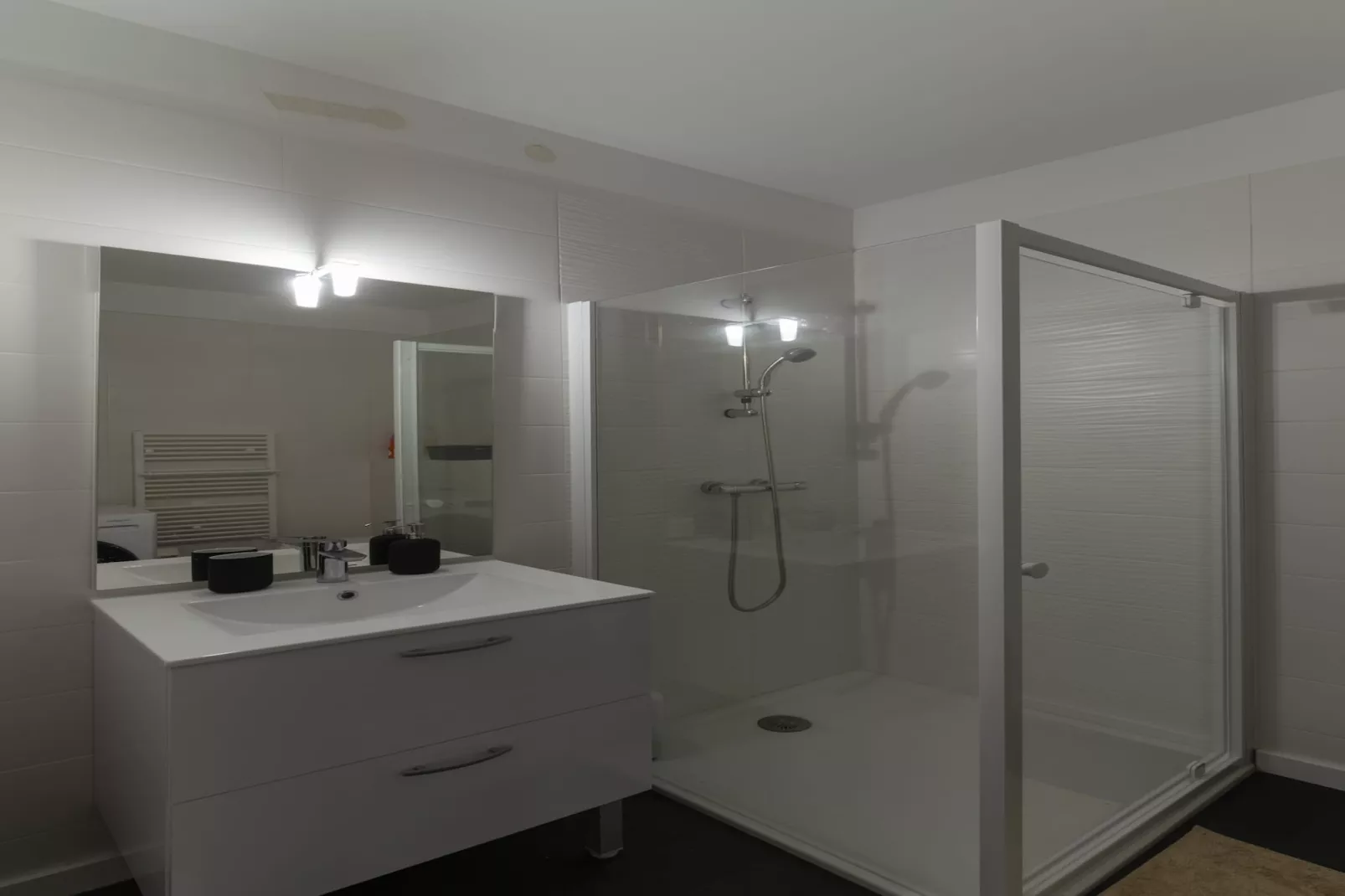 TY FOUR - Porspoder-Bathroom