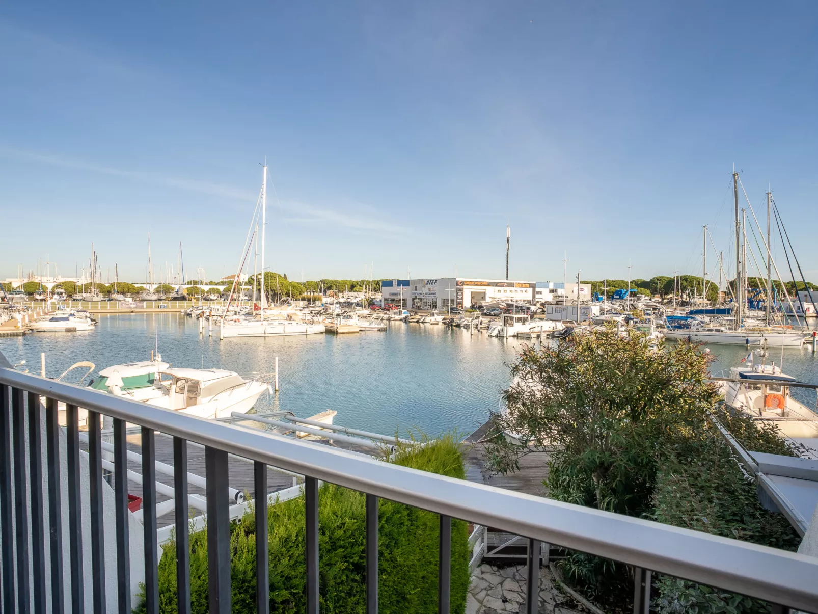 Port Nautile-Outside