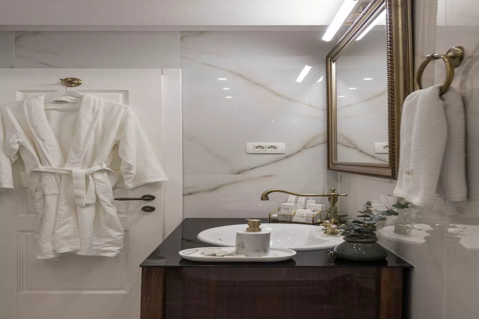 Vivaldi - Superior Double Room (S1)-Bathroom