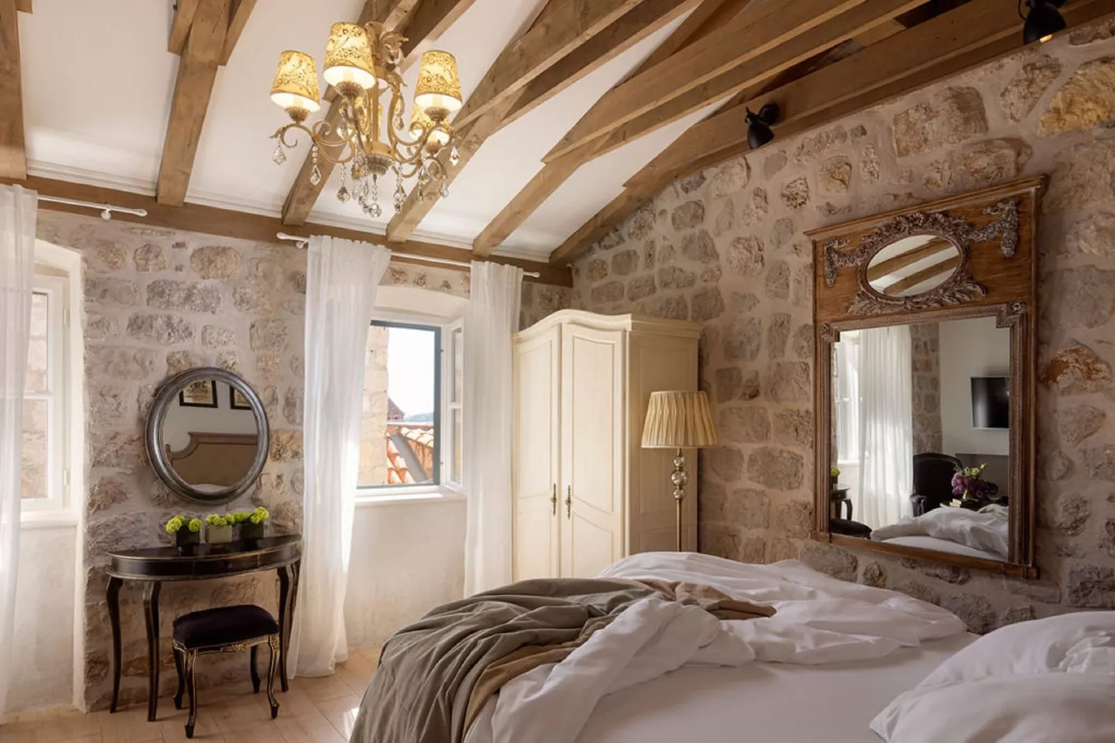 Vivaldi - Deluxe Double Room with Side City View (S3)-Indoor