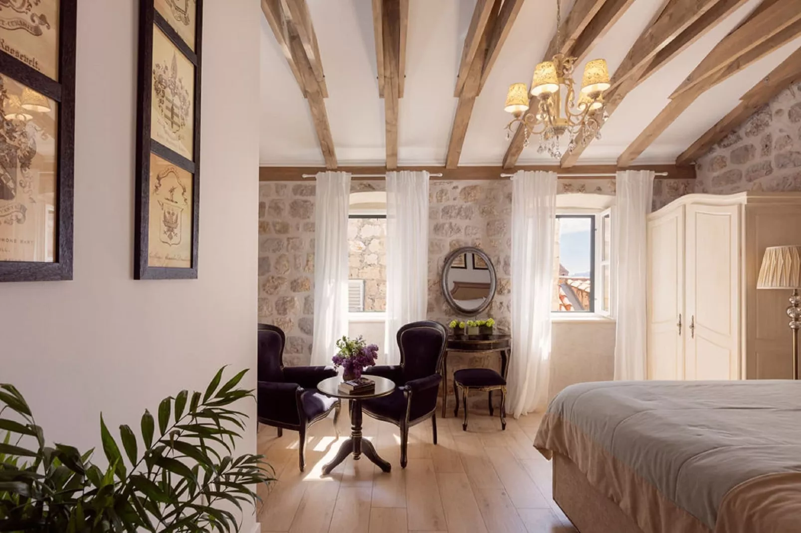 Vivaldi - Deluxe Double Room with Side City View (S3)-Indoor