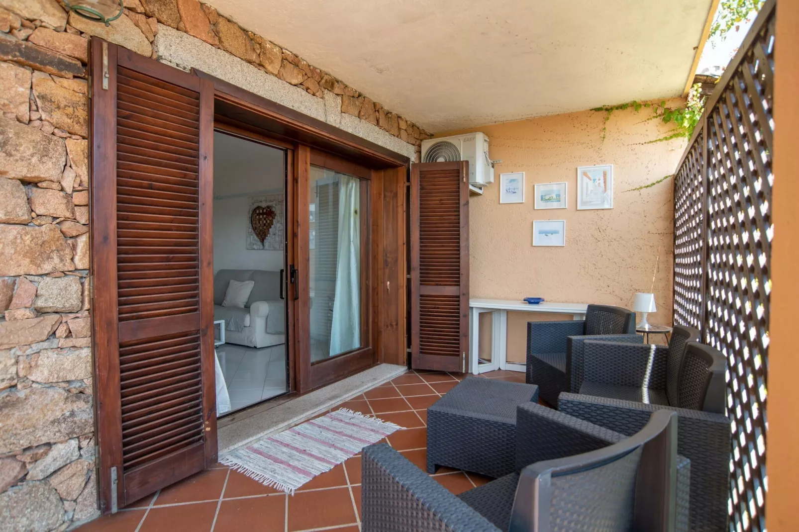 Mono 2 Pax-Terrace balcony