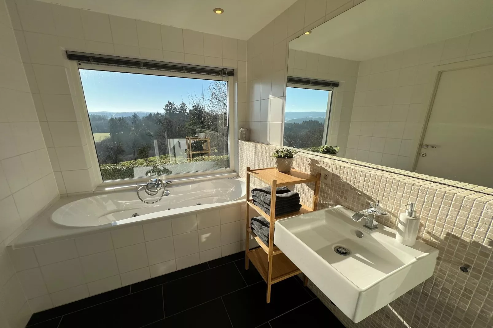 Belle villa individuelle avec sauna à Érezée-Salle de bain