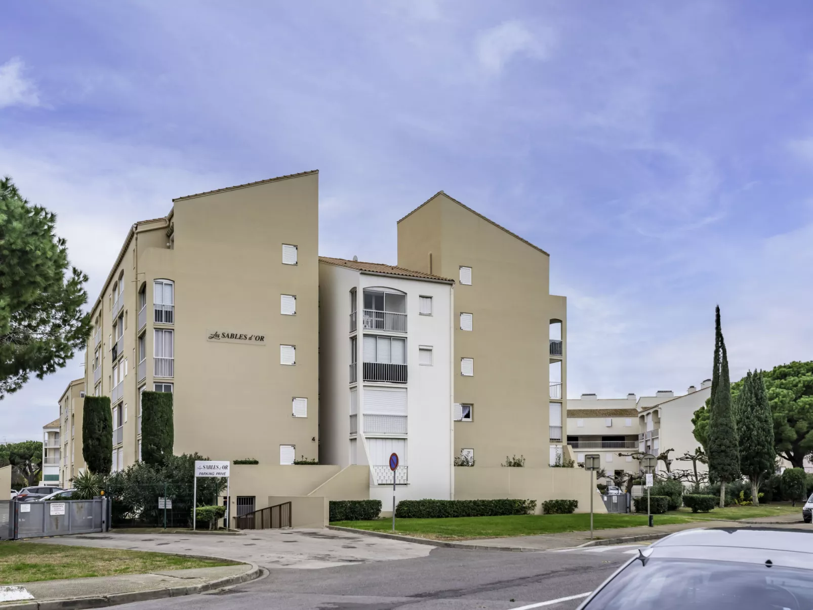 Les Sables d'Or-Outside