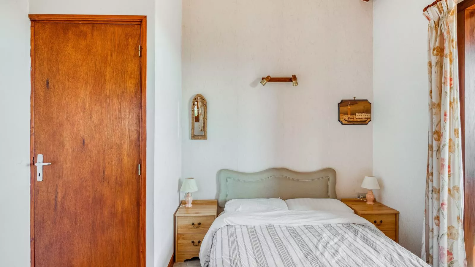 Sourire du Soleil-Bedroom