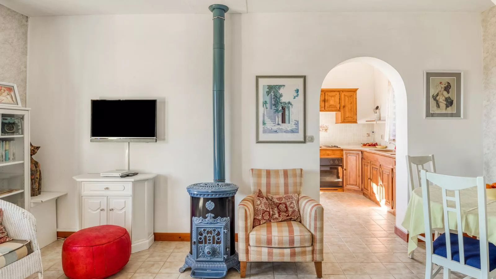 Sourire du Soleil-Living room