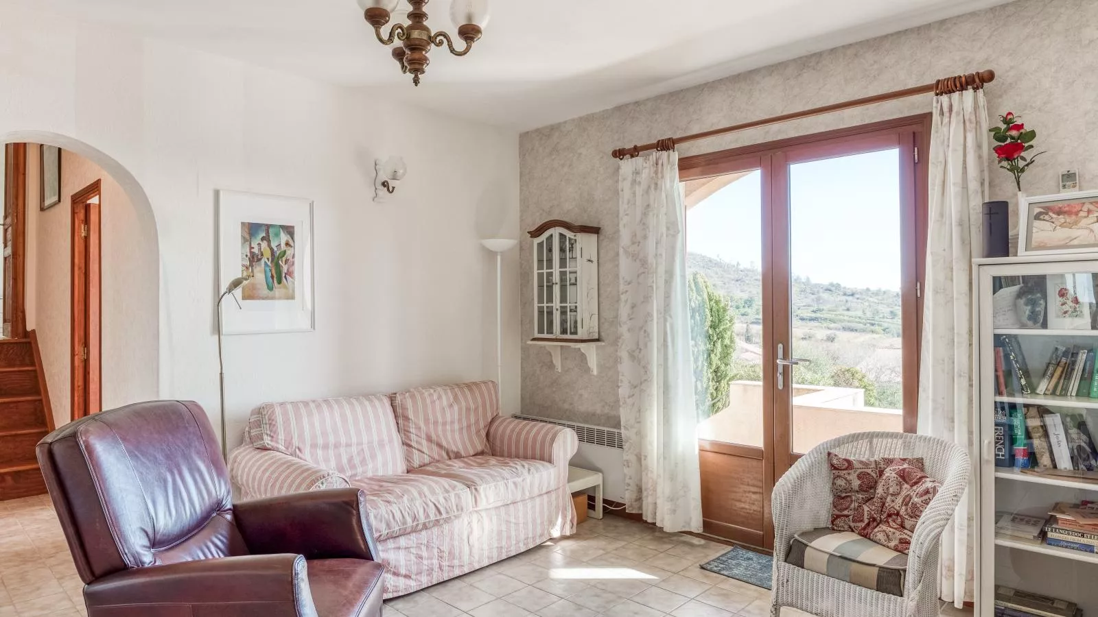 Sourire du Soleil-Living room