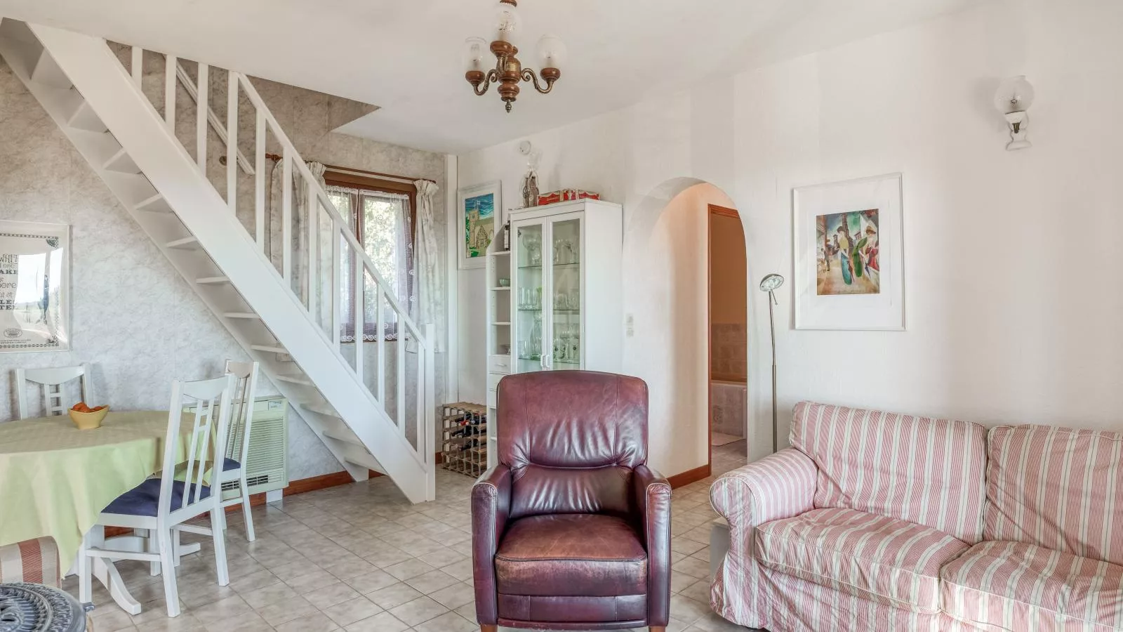 Sourire du Soleil-Living room