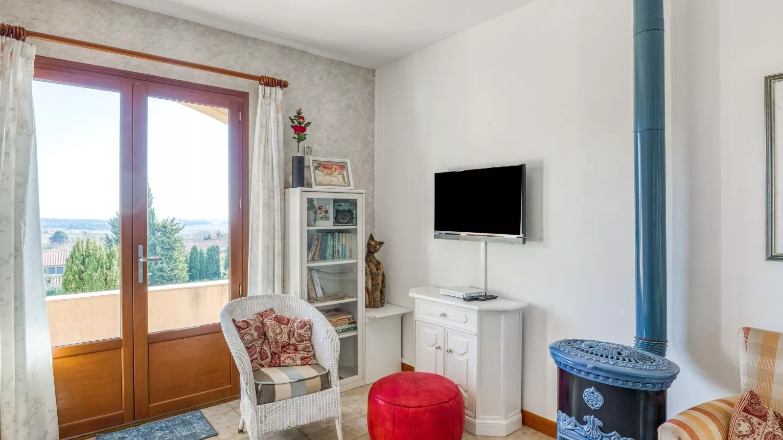 Sourire du Soleil-Living room