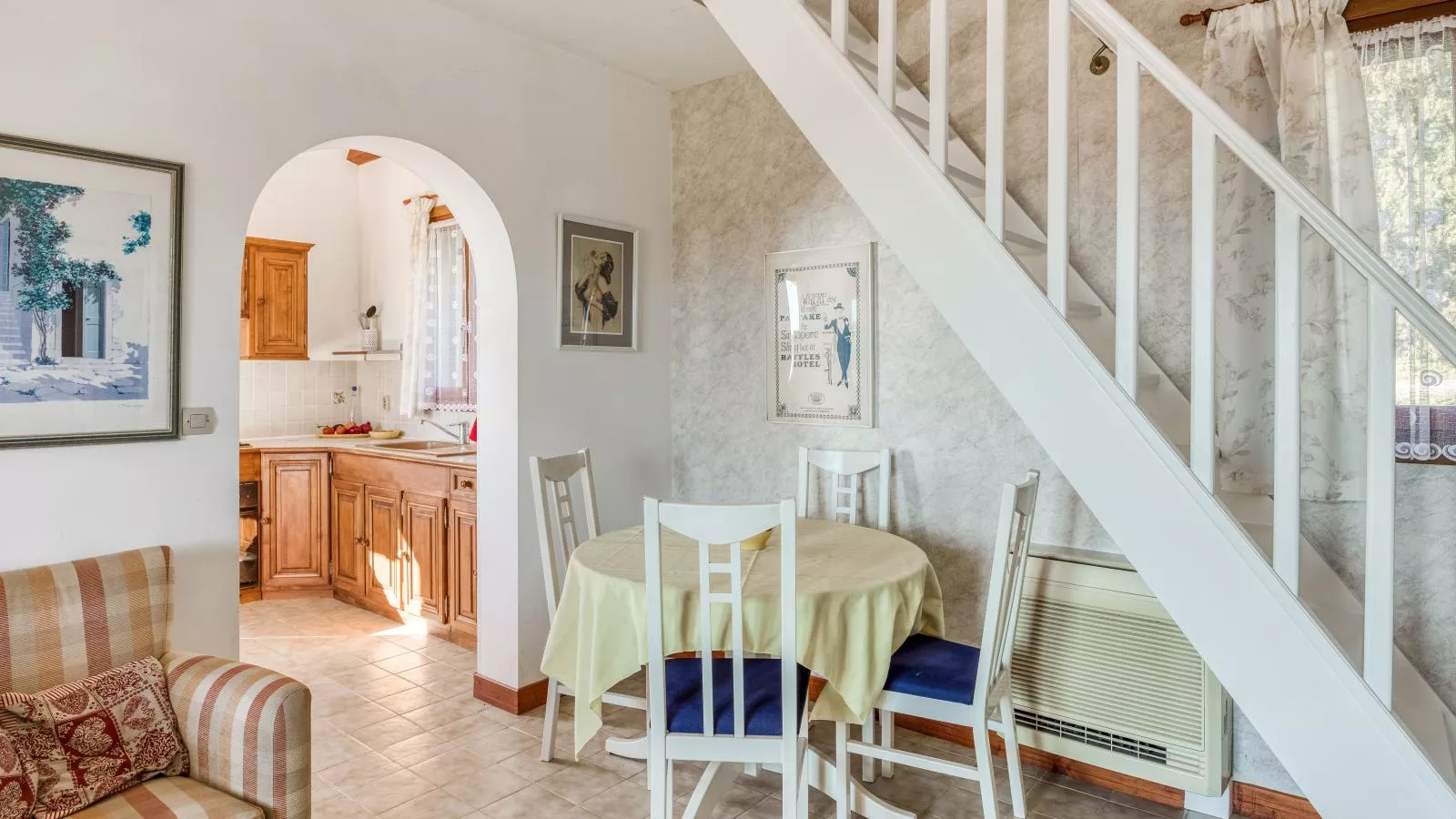 Sourire du Soleil-Living room