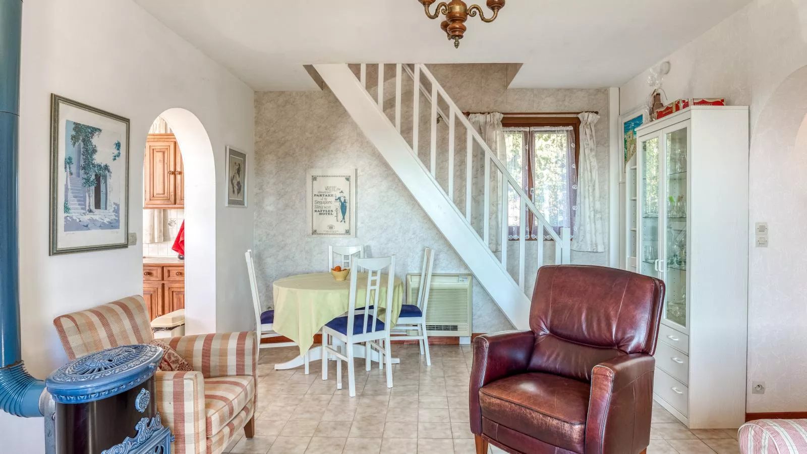 Sourire du Soleil-Living room