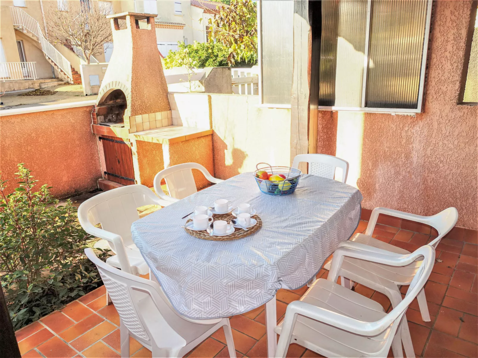Les Colombes-Outside