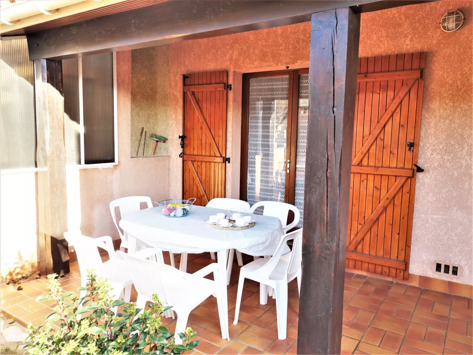 Les Colombes-Outside