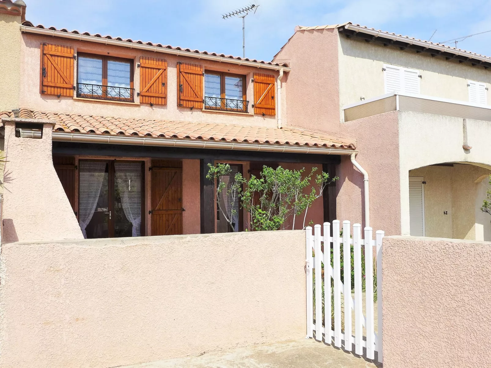 Les Colombes-Outside