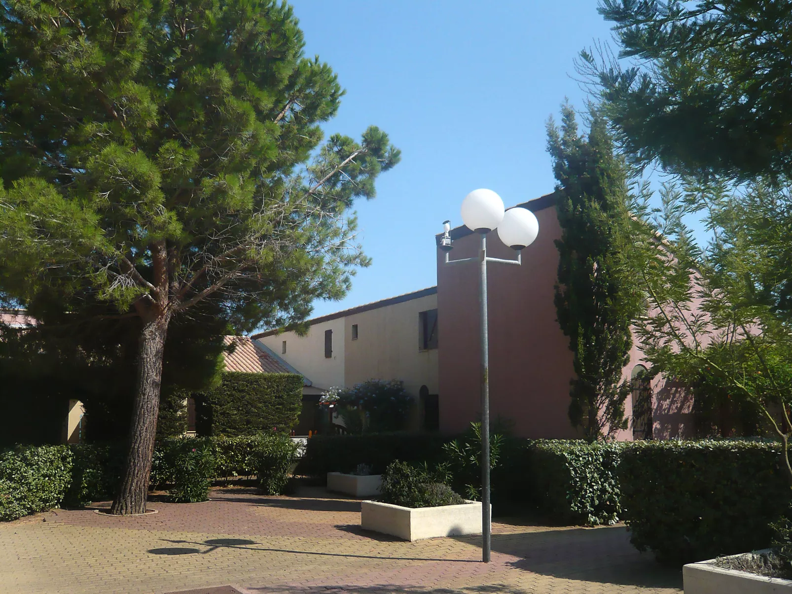 Les Amandines-Outside