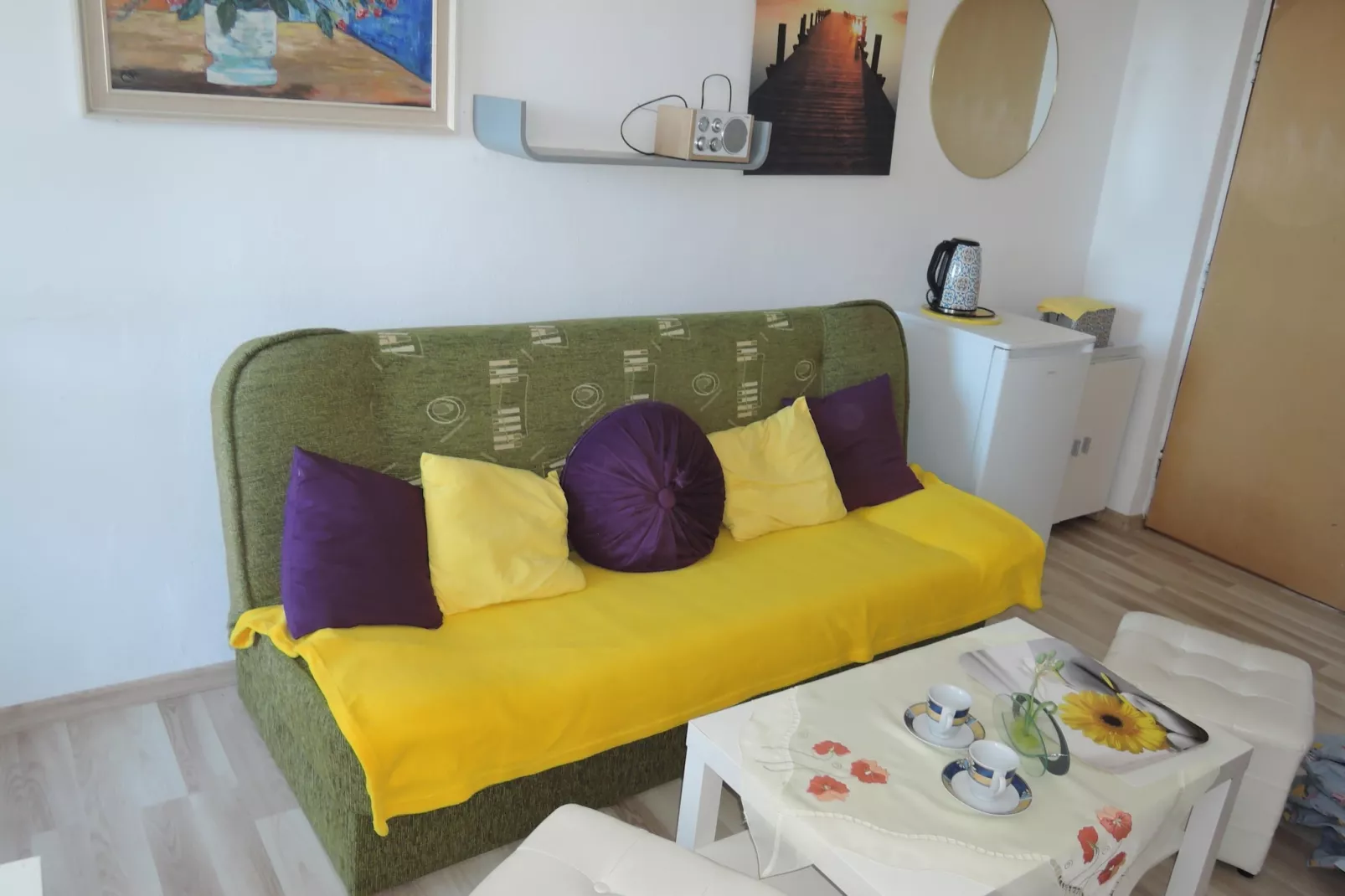 Czwórka żółta z balkonem-Living room