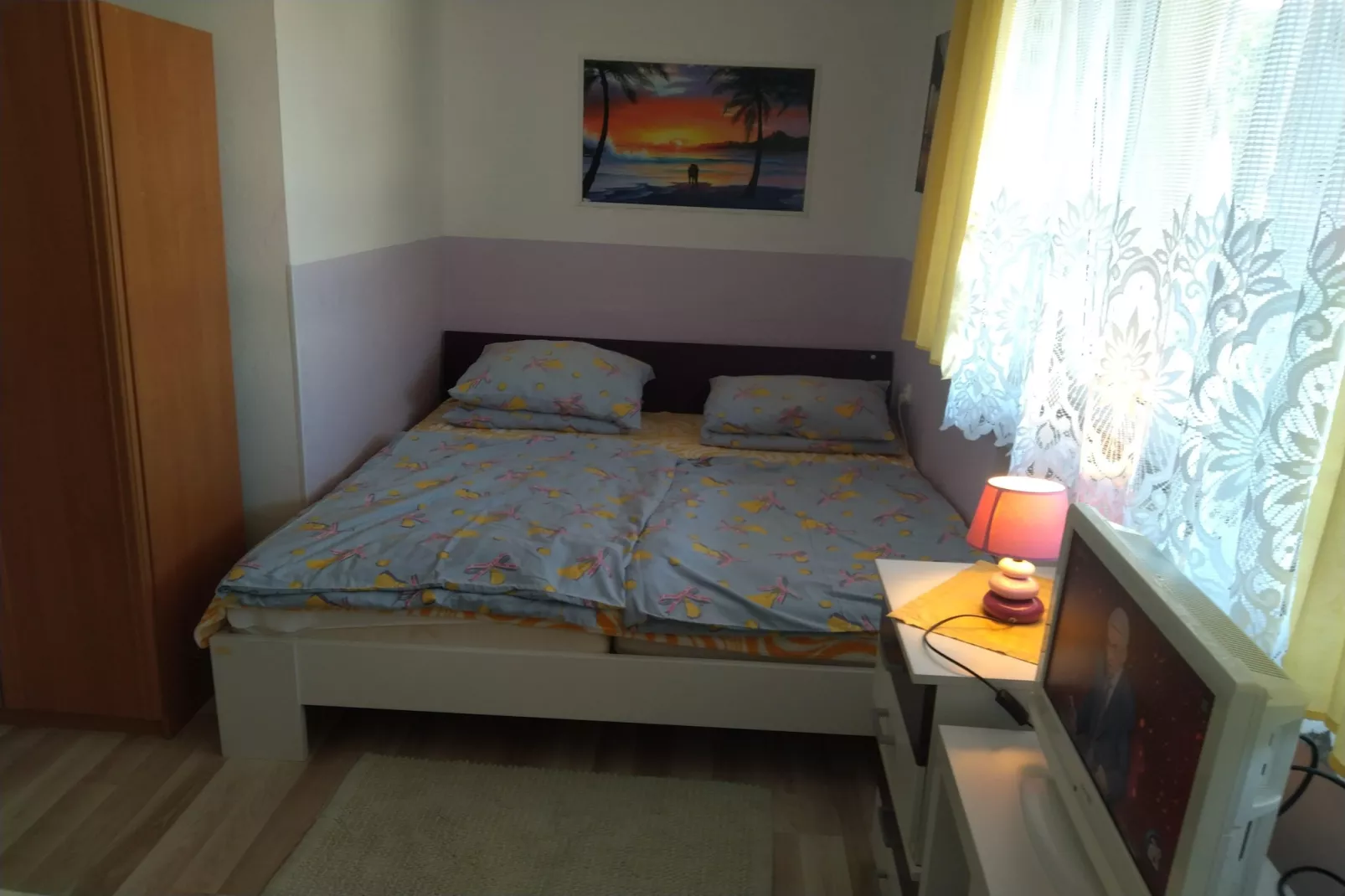Czwórka żółta z balkonem-Bedroom