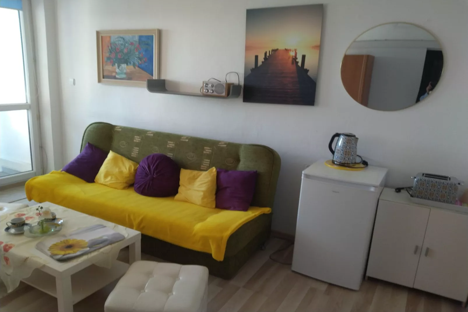 Czwórka żółta z balkonem-Living room