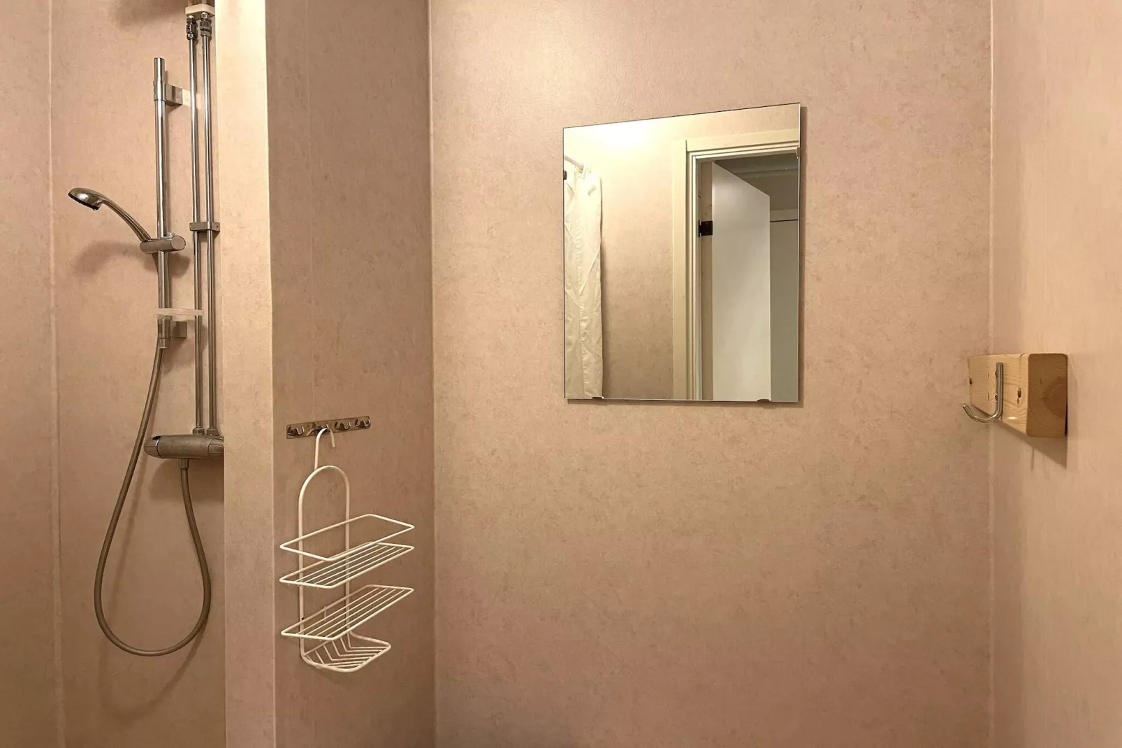 Fyrbäddsrum med WC och delad dusch-Indoor