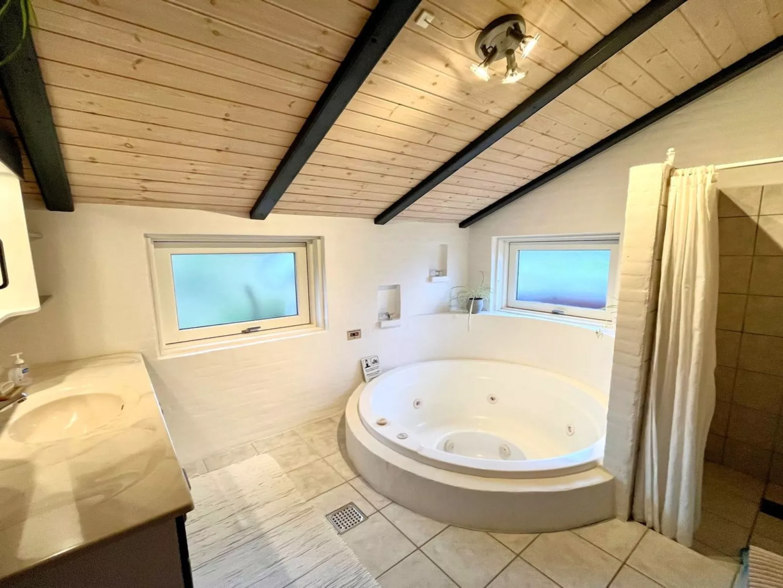 "Esmeralda" - 1.1km from the sea-Inside