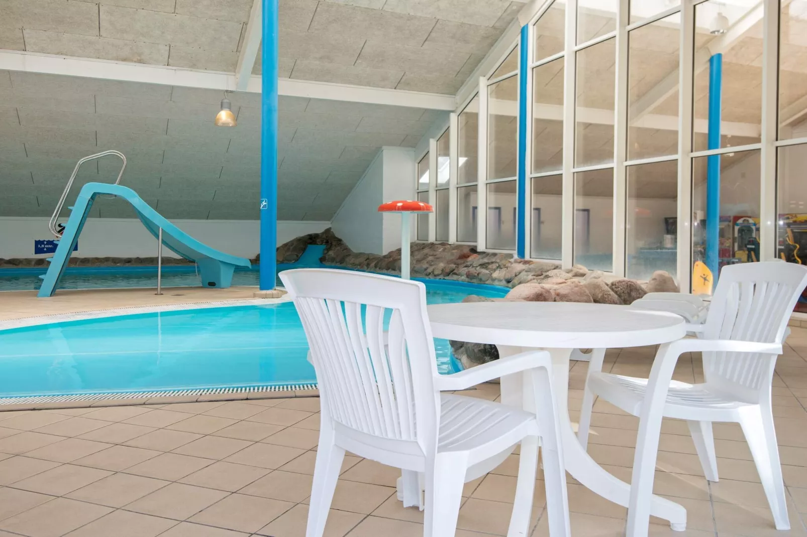 3 room,2 levels,dishwasher-Pool