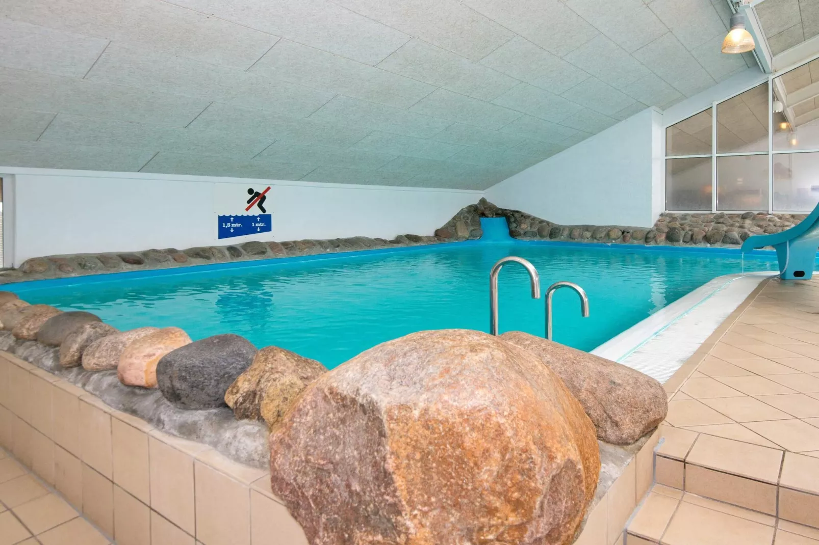 3 room,2 levels,dishwasher-Pool